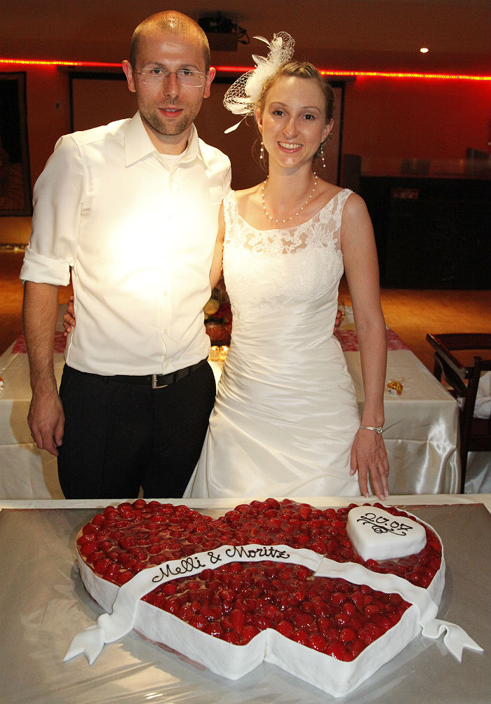 Happy couple with wedding cake :-)