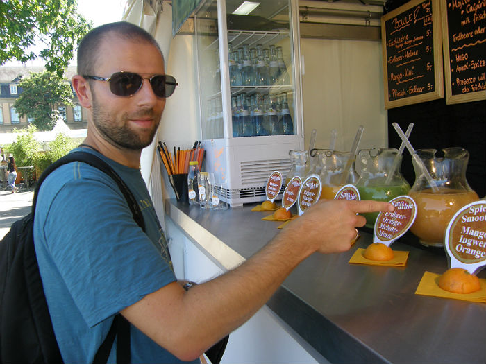 Moritz ordering smoothies at Sommerfest Stuttgart